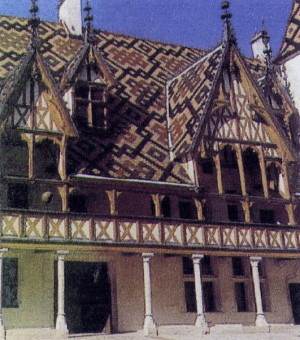 Exemple de couverture en tuiles glaçurées en région bourguignonne