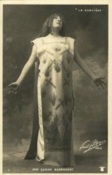 Louis Boyer: Sarah Bernhardt dans "La Sorcière" (carte postale, 1903)