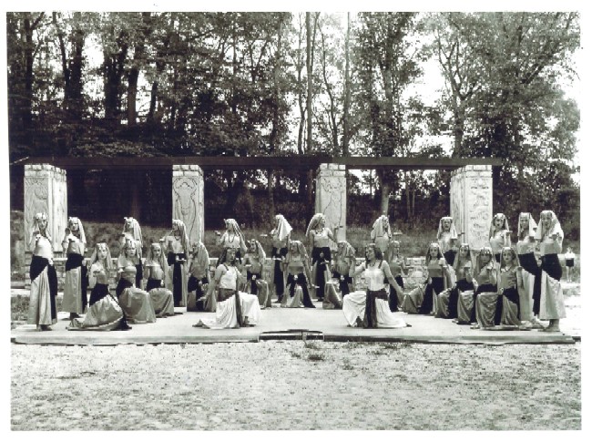 Chorégraphie pour l'inauguration à Etampes de la Pergola de la douce France (1935)