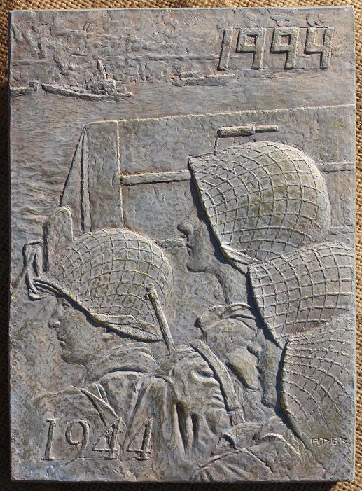 Gaëtan Ader: Le Débarquement (bas-relief en plâtre patiné, 13 cm sur 17,5, 1994)