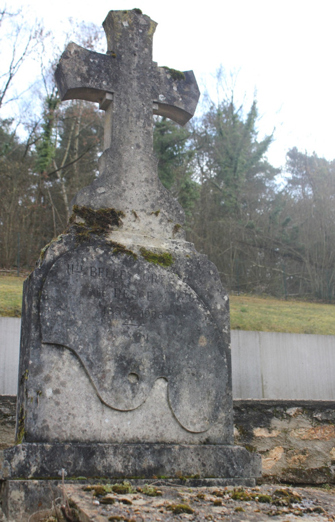 Tombe d'Henriette de Téhéran à Ormoy (cl. de Bernard Gineste, 2015)