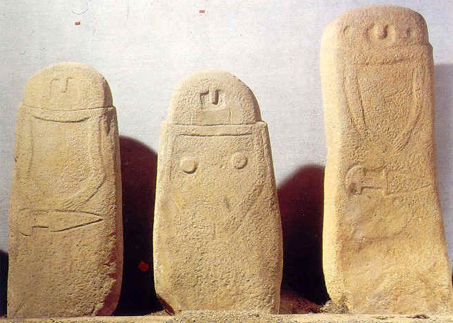 Statues-menhirs de la Lunigiana, armées d'une épée