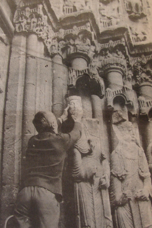 Philippe Lejeune vérifiant si la tête de roi conservée au Musée d'Etampes ne proviendrait pas de l'une des statues colonnes décapitées du portail royal de Notre-Dame d'Etampes
