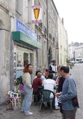 Marielle Crépier devant le restaurant Dersim (8 mai 2003)
