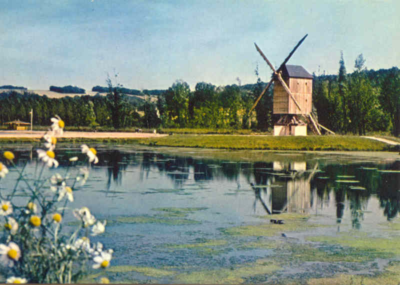 Moulin de Jonville à la Base de loisirs d'Etampes vers 1980