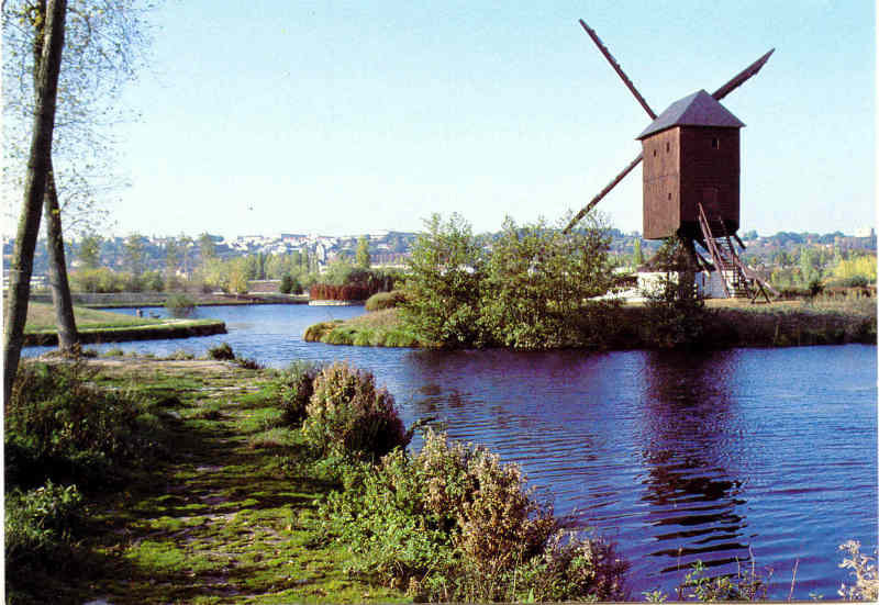 Moulin de Jonville à la Base de loisirs d'Etampes vers 1980