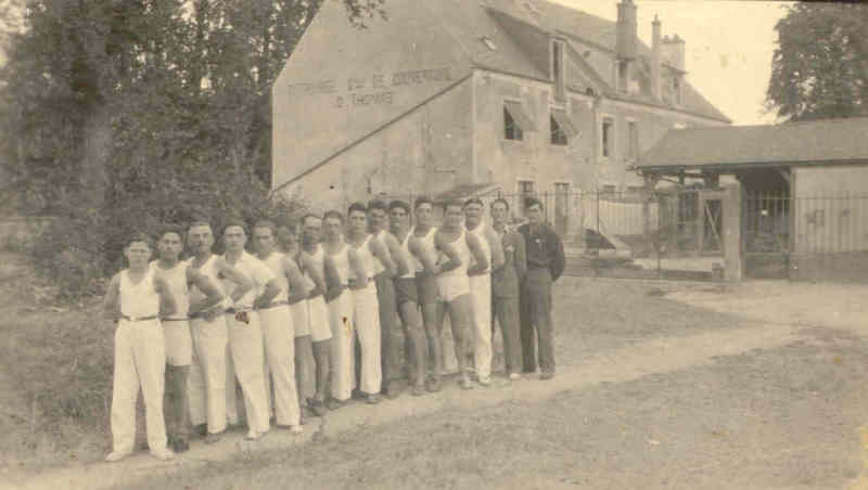 Le moulin de l'Ouche vers 1930: entreprise de couverture D Thomas