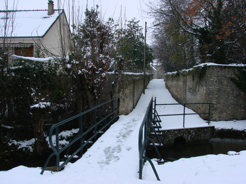 Rue des Grais vue depuis la Juine (cliché Bernard Gineste, 2010)