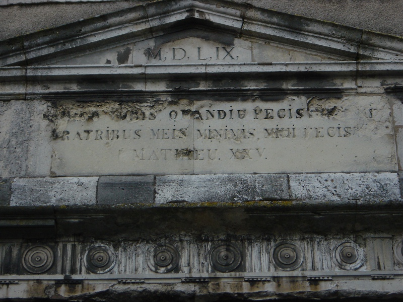 Fronton de la chapelle de l'Hôtel-Dieu d'Etampes (état en 2002)