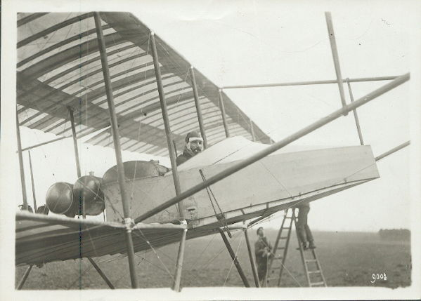 18 décembre 1910: Henri Farman fumant une cigarette dans son avion lors de la Coupe Michelin (cliché Meurisse)