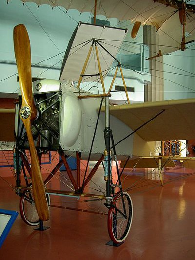 Blériot XI.2 d'Adolphe Pégoud conservé au musée du Bourget (cliché de Mikaël Restoux, 2006)
