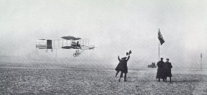 Henri Farman à bord d'un biplan, © Monde et Caméra