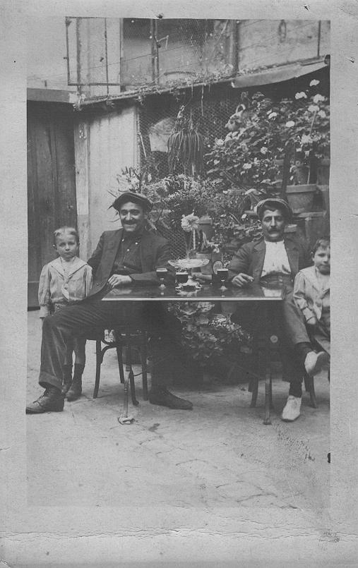 Henri Farman et Jules Védrine à un café de la place Saint-Gilles en 1913