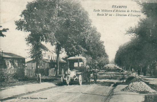 Collection Rameau: Etampes, Ecole Militaire d'Aviation de Villesauvage, Route N°20, Direction d'Etampes (1918)