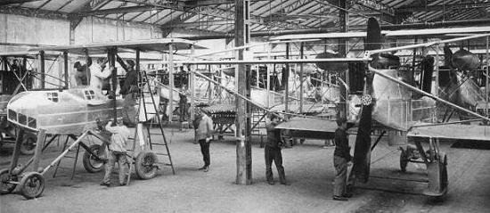 Montage des nacelles en novembre 1916 (à Clermont-Ferrand)