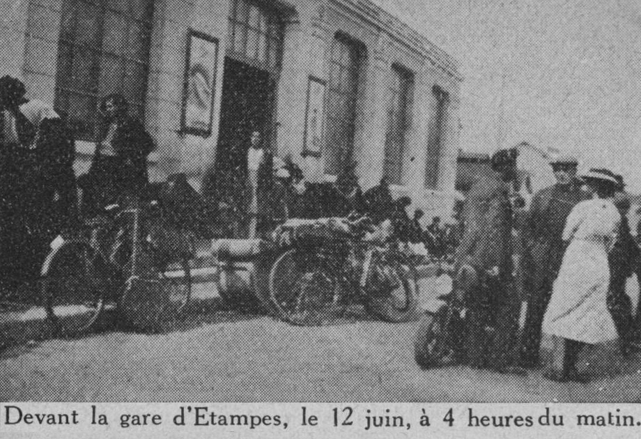 Devant la gare d'Etampes, le 12 juin, à 4 heures du matin