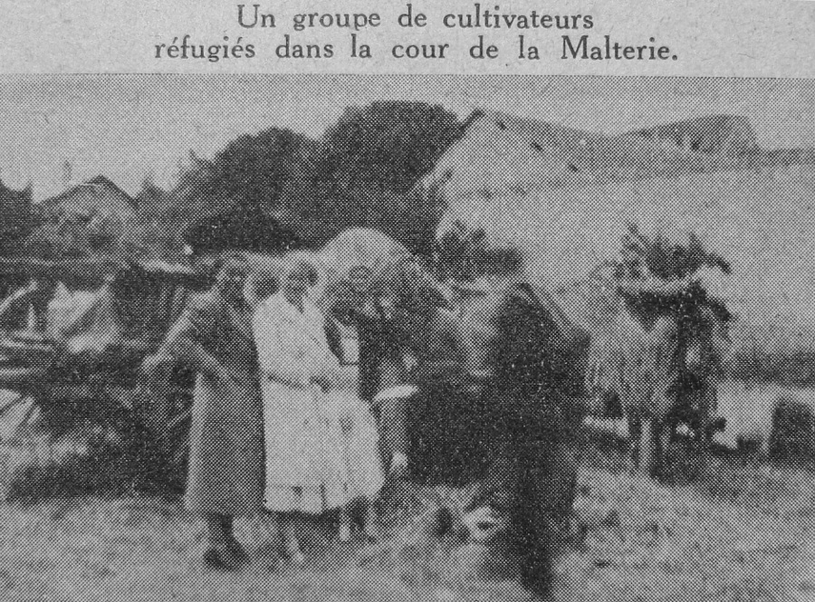 Un groupe de cultivateurs réfugiés dans la cour de la Malterie