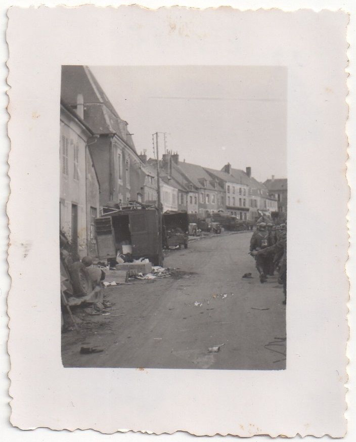 Peloton allemand traversant Etampes après le mitraillage de la ville en juin 1940