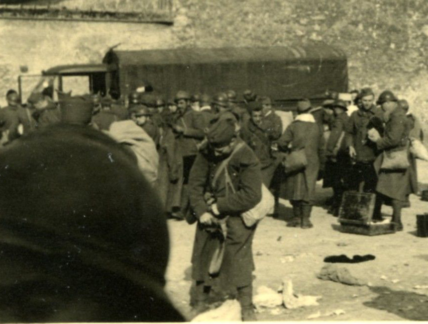 Prisonniers français à la ferme étampoise du Chesnay, en  1940