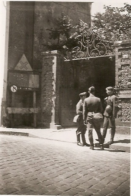 Photo de soldats allemands, devant le 2 rue Louis-Moreau (entre 1940 et 1944)