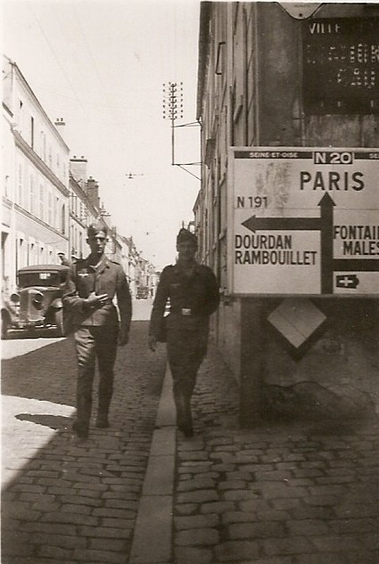 Photo de soldats allemands, face au 37 rue Louis-Moreau (entre 1940 et 1944)