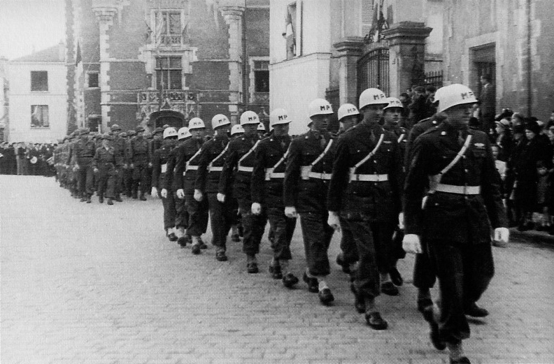 Défilé à Etampes de soldats étatsuniens, la poilice lmilitaire en tête.