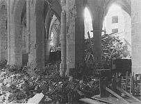 Intérieur de l'église Saint-Gilles après le bombardement du 10 juin 1944