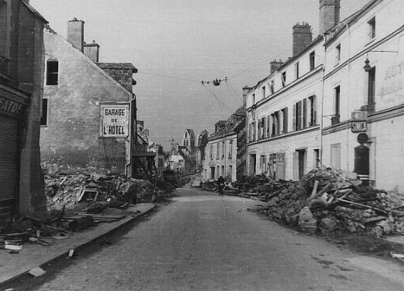 Rue Saint-Jacques, côté théâtre, au lendemain du bombardement (11 juin 1944)