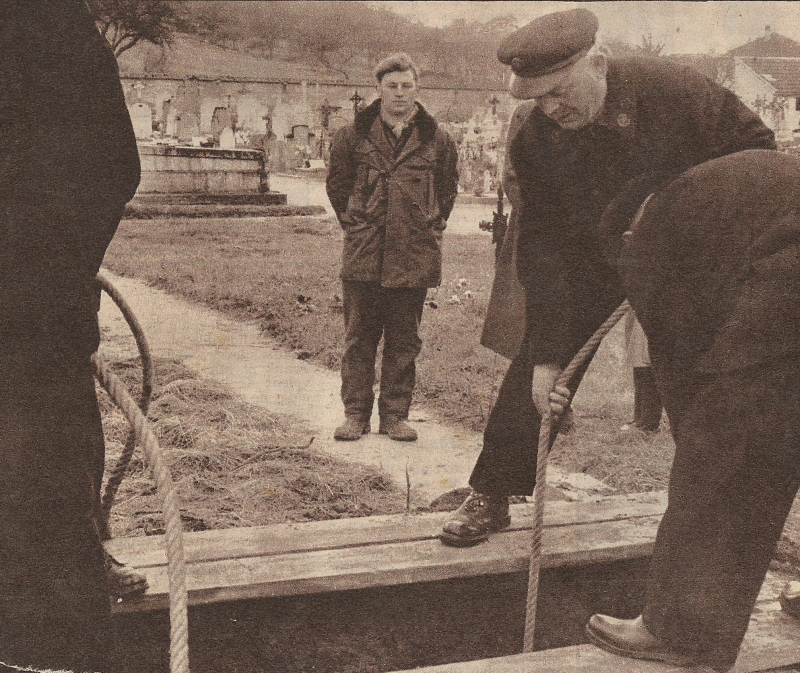 Enterrement d'un trimard à Saint-Cyr-la-Rivière (cliché Pomier 1959)