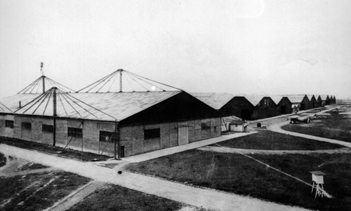 Etampes-Mondésir, hangars de type suspendu équilibré Dubois, fin des années 1930 (© Musée de l’Air et de l’Espace)