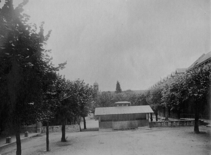 Arrière-cour du collège en 1925