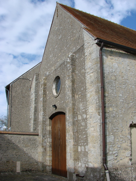 Façade de l'église de Blandy (avril 2010)