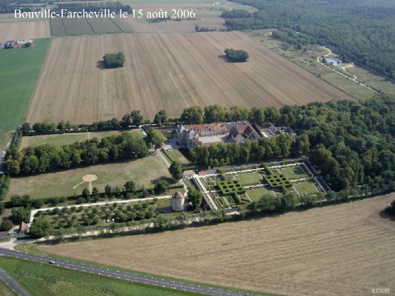 Vue aérienne de Farcheville, écart de Bouville (cliché de 2006)
