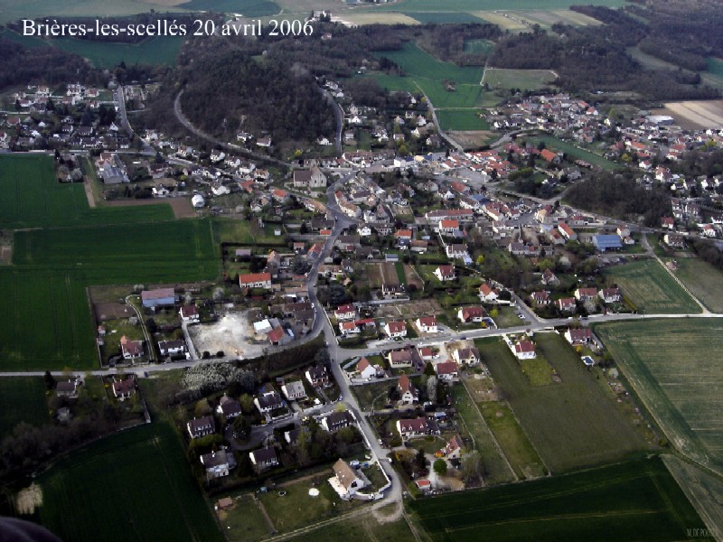 Brières-les-Scellés photographié par Michel de Pooter en 2006