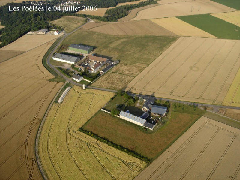 Vue aérienne des Poêlées (Brières-les-Scellés, cliché de 2006)