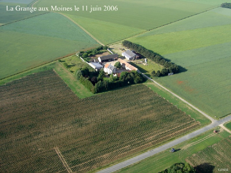 Vue aérienne de la Grange-aux-Moines, écart de Chalo-Saint-Mars (cliché de 2006)