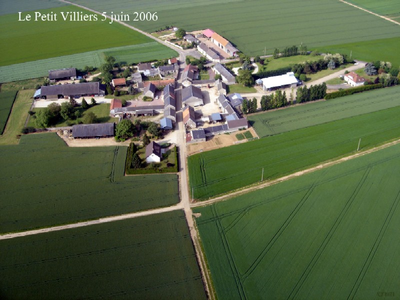 Vue aérienne du Petit Villiers, hameau d'Estouches (cliché de 2006)