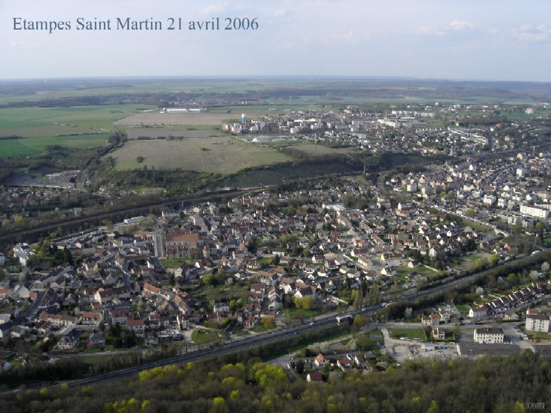 Vue aérienne de Saint-Martin d'Etampes n°2 (cliché de 2006)