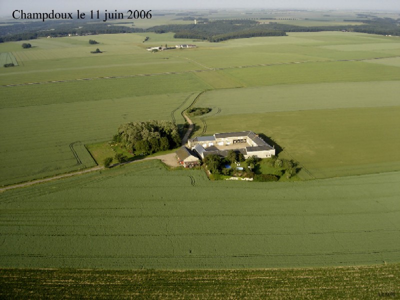 Vue aérienne de Champdoux, écart d'Etampes (cliché de 2006)