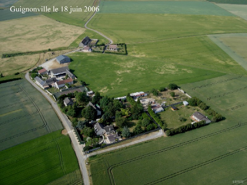 Vue aérienne de Guignonville, hameau d'Etampes (cliché de 2006)