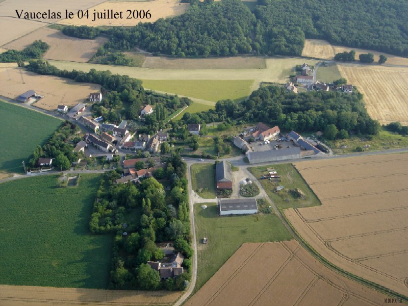 Vue aérienne de Vaucelas, écart d'Etréchy (cliché de 2006)
