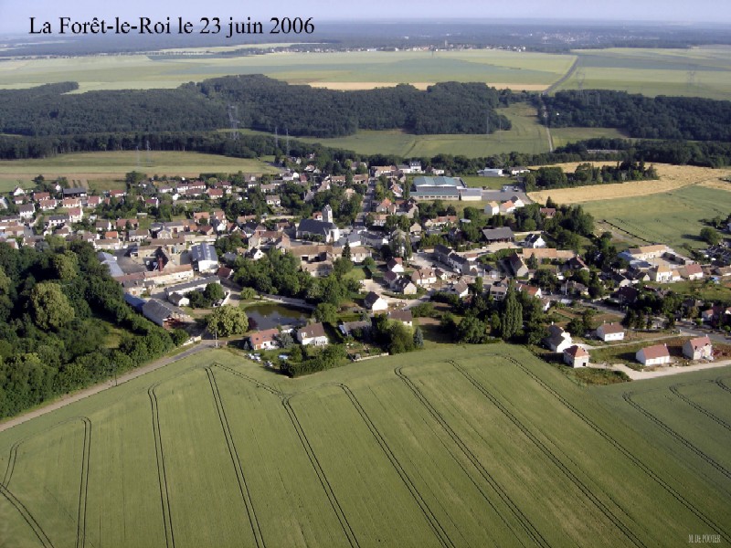 Vue aérienne n°1 de La Forêt-le-Roi (cliché de 2006)