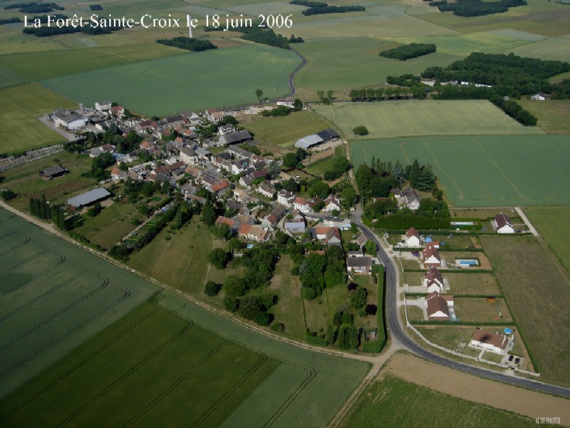 Vue aérienne de La Forêt-Sainte-Croix (cliché de 2006)
