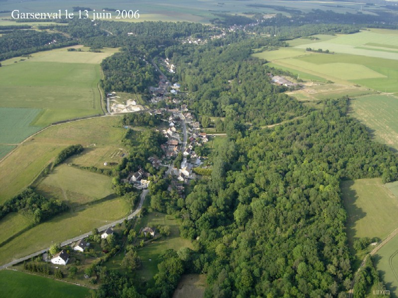Vue aérienne de Garsenval, hameau de Guillerval (cliché de 2006)