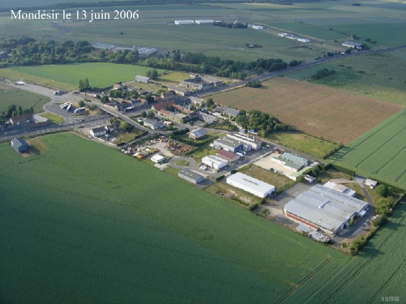 Vue aérienne de Mondésir, hameau de Guillerval (cliché de 2006)
