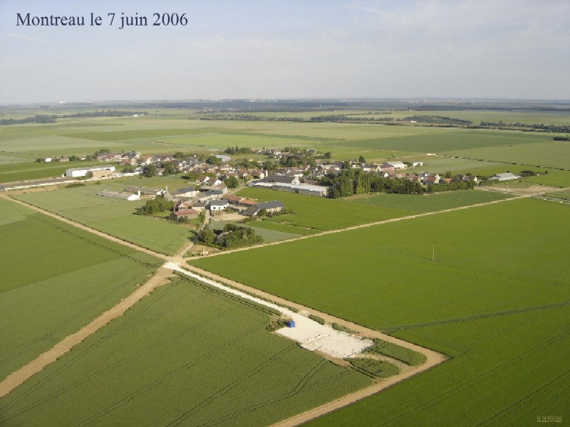 Vue aérienne de Montreau, hameau de Méréville, n°1 (cliché de 2006)