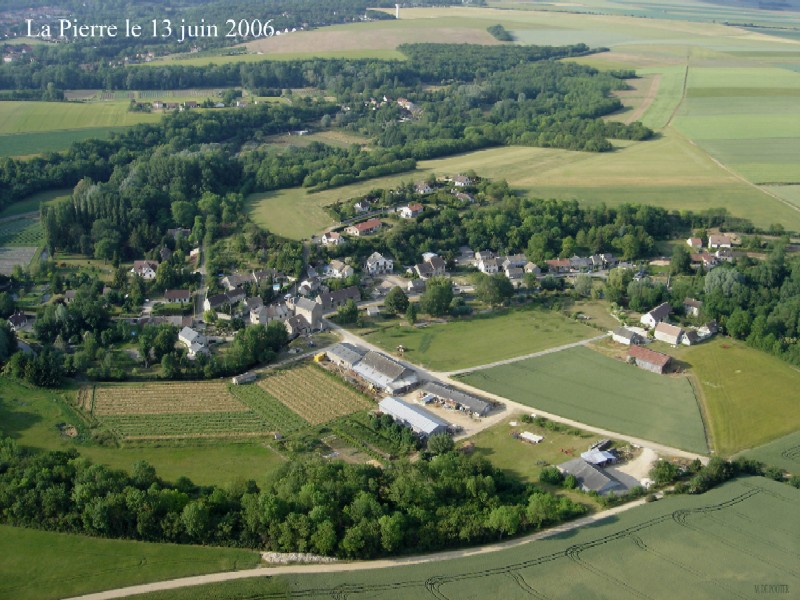 Vue aérienne de La Pierre, hameau de  Méréville (cliché de 2006)