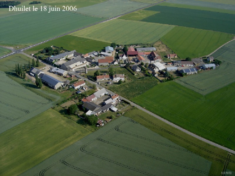 Vue aérienne de Dhuilet, hameau d'Ormoy-la-Rivière (cliché de 2006)