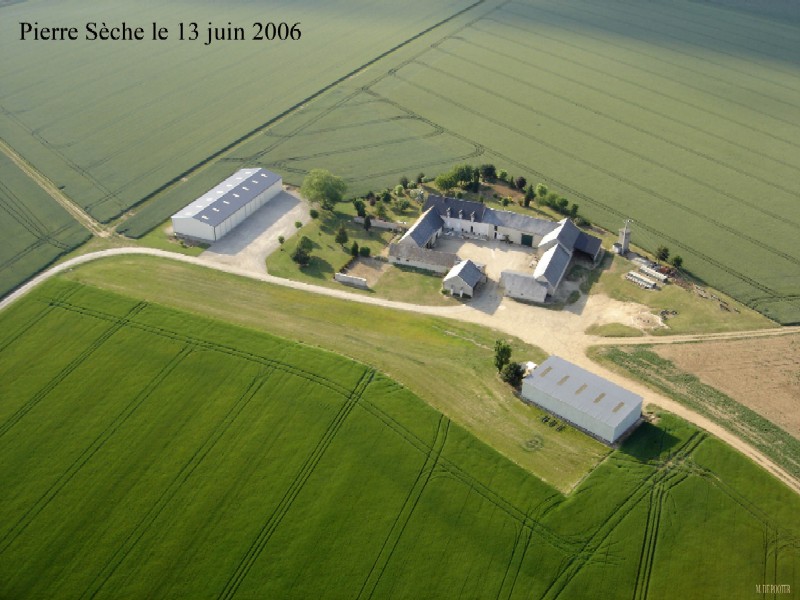 Vue aérienne de Pierre Sèche, écart de Pannecières (cliché de 2006)