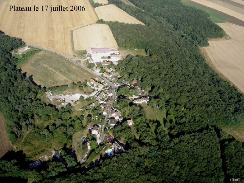Vue aérienne de Plateau, hameau de Roinville (cliché de 2006)